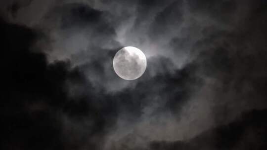 多云的中秋夜晚，天空中的满月