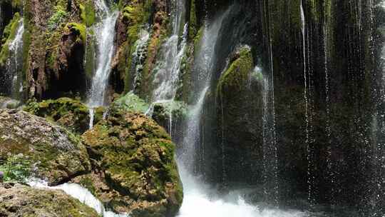 云南香格里拉普达措国家公园彩虹瀑布