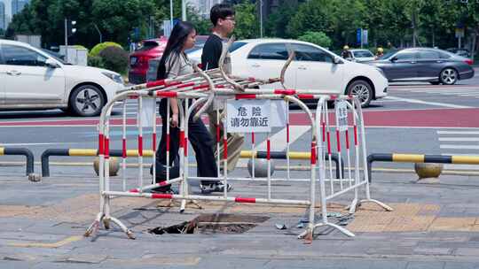 人行道下水道井盖损坏围栏警示视频素材模板下载