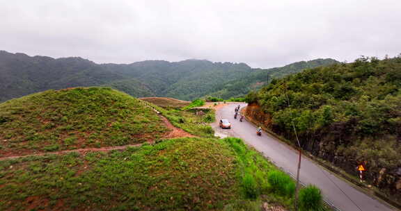 在河江环路，摩托车轰鸣，旅行道路，冒险丰