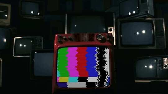 许多复古电视打开彩条和绿屏