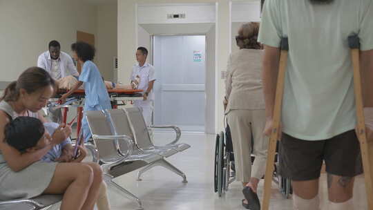医生、护士和病人在医院走廊、接待处和走廊