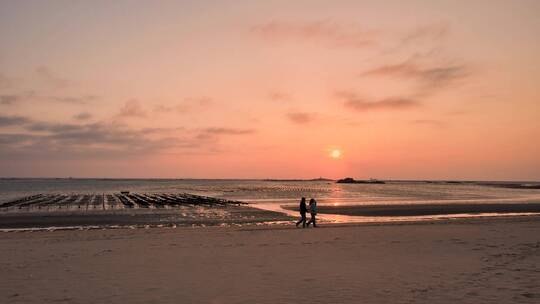 日落沙滩情侣海边剪影航拍漫步唯美黄昏美景