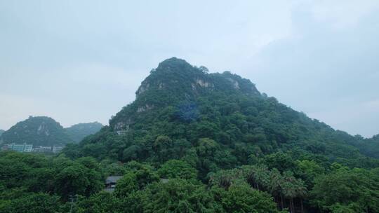 阴雨天的广西柳州马鞍山