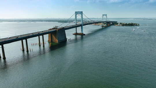 宽阔的河流和美丽的吊桥。运输由索格脖子桥