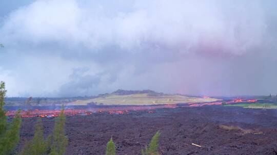 航拍火山爆发的熔岩流视频素材模板下载