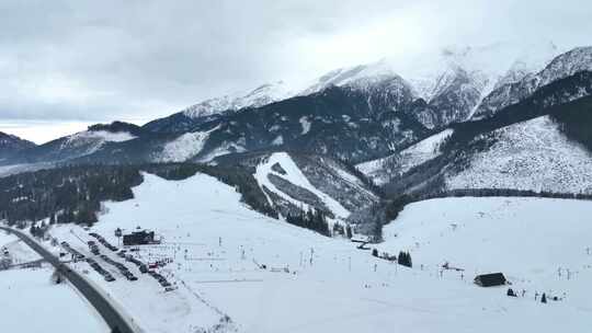 斯洛伐克Zdiar村滑雪胜地的鸟瞰图