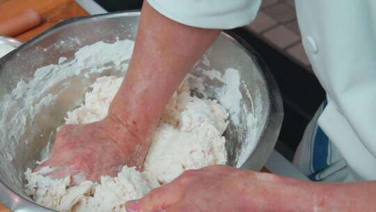 一家人团团圆圆做饺子吃饺子小孩子开心样子