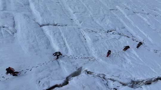 航拍攀登四川第二高峰中山峰冰川上的登山队