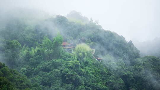 雨后云雾缭绕的山中古刹