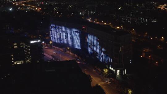 城市夜景地铁墙面霓虹灯光繁华效果展示