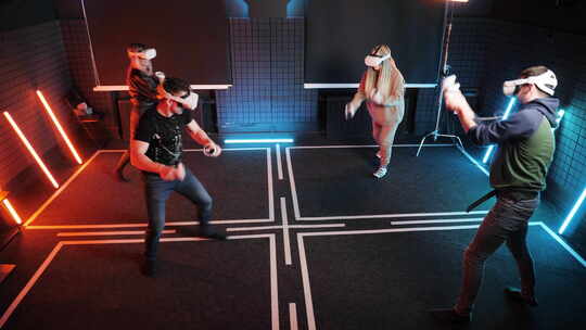 一组青年体验动感VR游戏视频素材模板下载