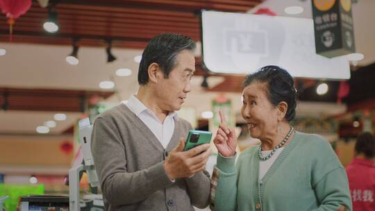 慈祥老人超市买菜用手机快捷支付视频素材模板下载