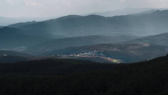 云南旅游风光视频东川红土地清晨光影炊烟