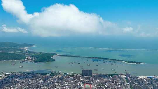 城市与海洋鸟瞰全景汕尾航拍延时飞向大海