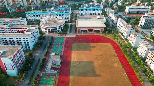 视频合集航拍城市学校上体育课的学生