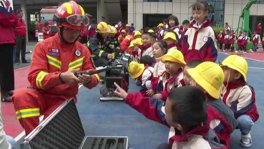小朋友参观消防救援队视频素材模板下载