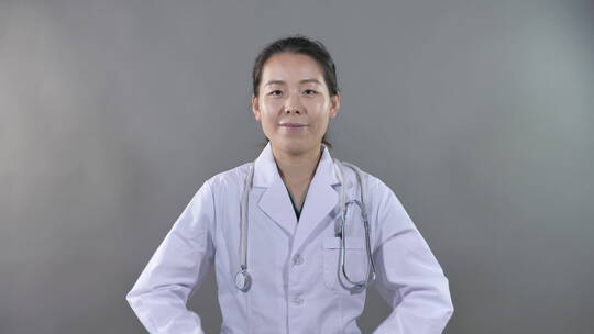 中国女士女医生医师互联网办公看病问诊