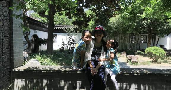 妈妈带两个女儿在古典园林休闲度假幸福生活