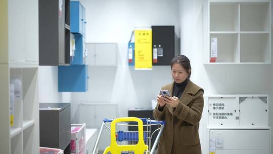 女性手推车购物车在建材超市购物