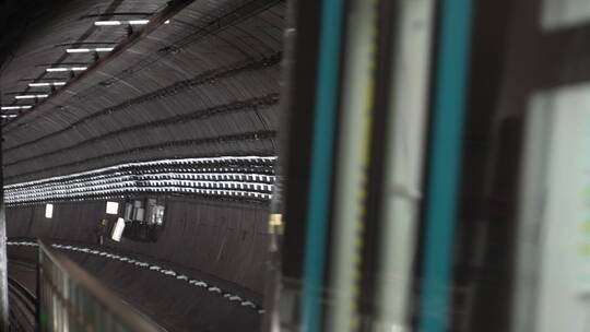 地铁在隧道行驶视频素材模板下载