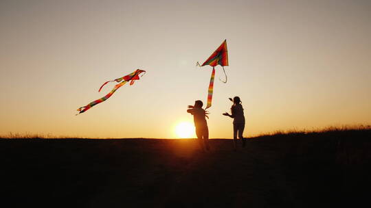 日落时分放风筝的孩子视频素材模板下载