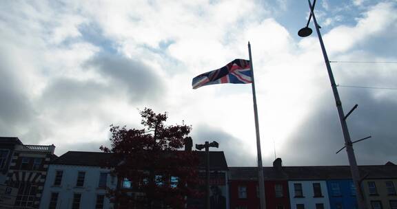 旗杆随风摆动时升起的英国国旗