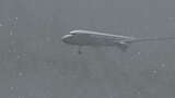 飞机在暴风雪中飞行高清在线视频素材下载