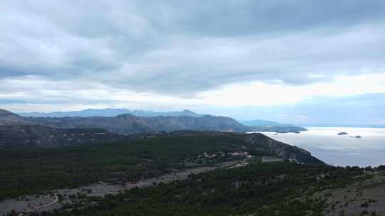 克罗地亚迪纳里克阿尔卑斯山和杜布罗夫尼克海岸的全景空中景观