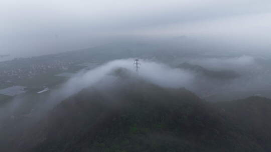 实拍延时航拍云海山峰与电塔