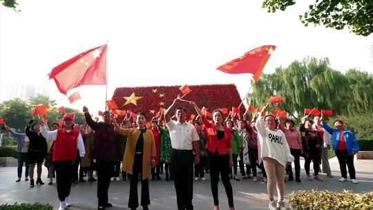 国旗情 人们挥舞着红旗祝福祖国