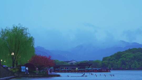 杭州西湖雨后傍晚蓝调夜景