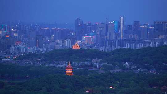 杭州西湖雷峰塔和城隍阁蓝调城市建筑夜景