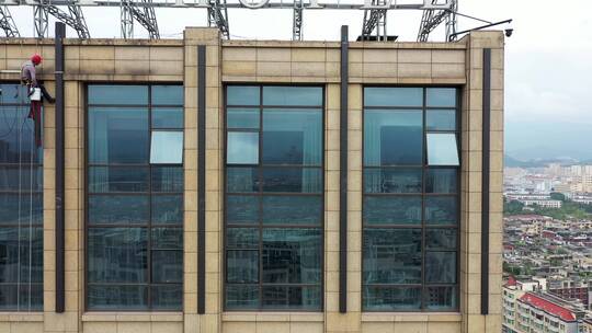 城市玻璃幕墙工人高空作业 航拍