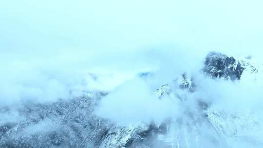 云雾缭绕的雪山自然风光全景