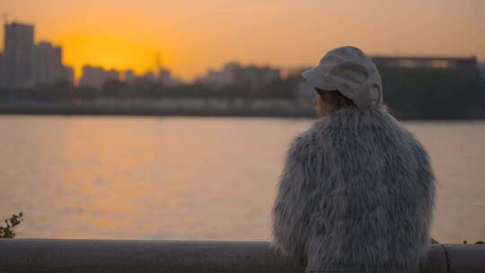 【4K】海边河边看日落的都市少女背影视频素材模板下载
