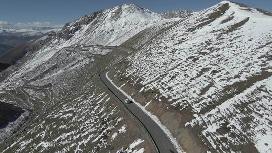 4K航拍色达德格乃龙山垭口雪山草原