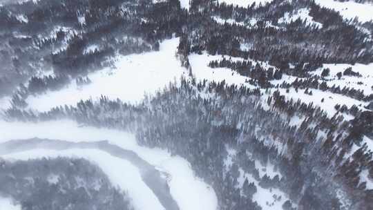 航拍新疆冬季喀纳斯河流晨雾雪山森林雪景