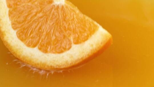 橙子掉落进果汁中
