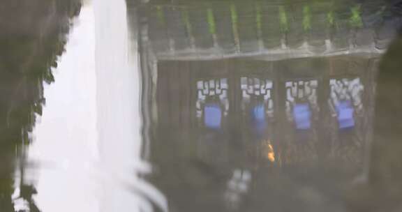 江南雨天徽派建筑水中倒影唯美空镜