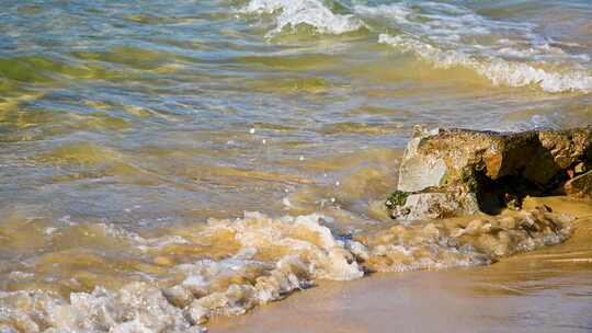 海岛阳光下海浪浪花冲刷沙滩