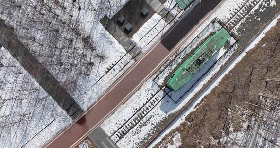 冬季户外雪地中的绿皮车厢