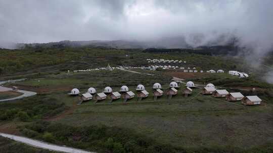 户外露营地帐篷房屋全景