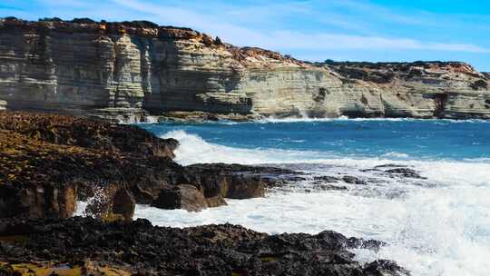 阳光明媚的白天海景毁灭性和壮观的海上风暴海浪撞击在岩石上