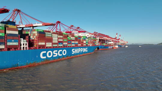 上海洋山港口货轮装卸货视频素材模板下载