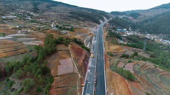 公路建设视频山区高速公路挡土墙施工工地