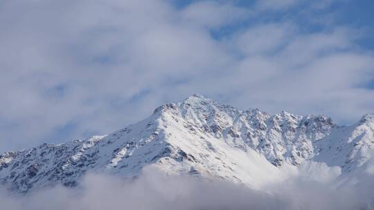 雪山顶峰的云景