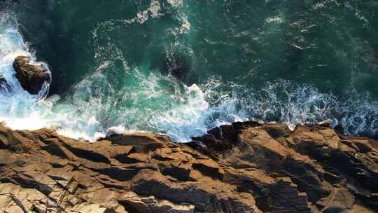 海浪海岸线浪拍礁石