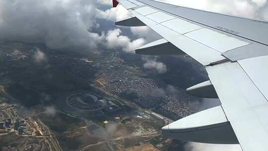 飞机低空飞过城市窗户视角