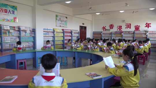 小学生在阅览室读书